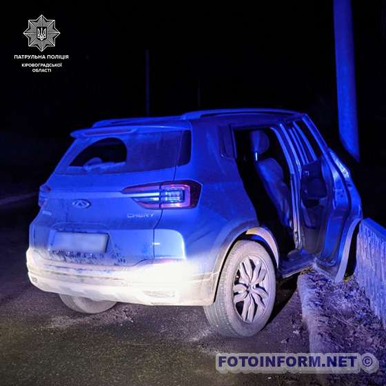 П'яний водій зніс паркан у Кропивницькому (ФОТО)